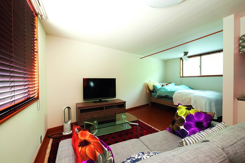 ห้องที่เรียบที่สุด ผนังจะใช้วอลล์เปเปอร์สีขาวและพื้นไม้ ทำให้ห้องดูกว้าง ถึงแม้จะมีเตียงและโซฟา