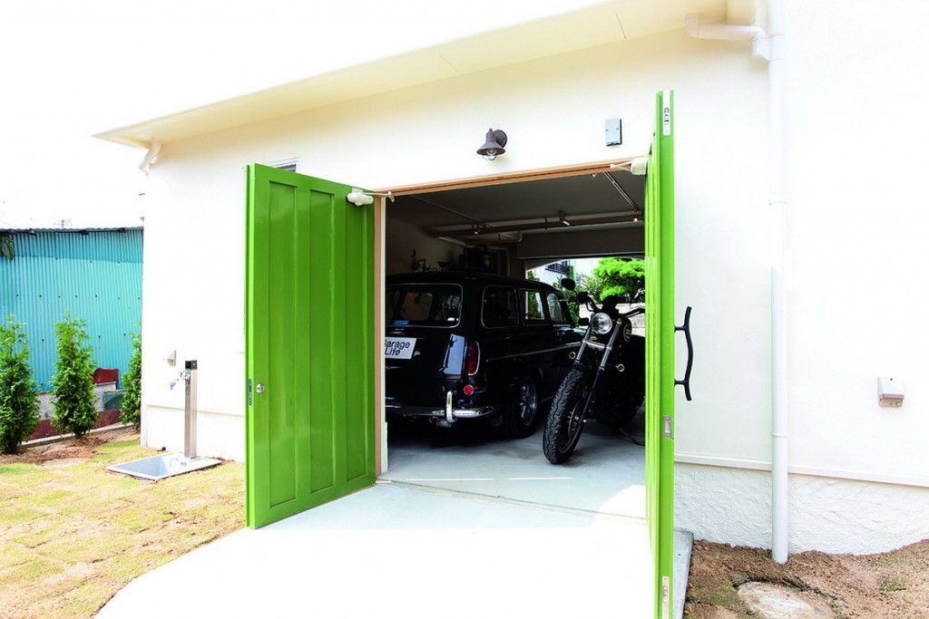 ประตูบานคู่ด้านในโรงจอดรถ เมื่อเปิดออกก็จะทะลุไปยังสวนด้านหลัง เชื่อมโรงจอดรถกับภายนอกเข้าไว้ด้วยกัน