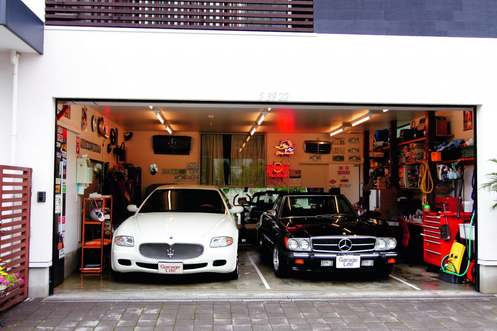 Maserati Quattroporte และ Mercedes-Benz 560 SL ปี 1987 ถูกจอดเก็บไว้ในโรงจอดรถพื้นที่ขนาด 14.9 ตร.ม.