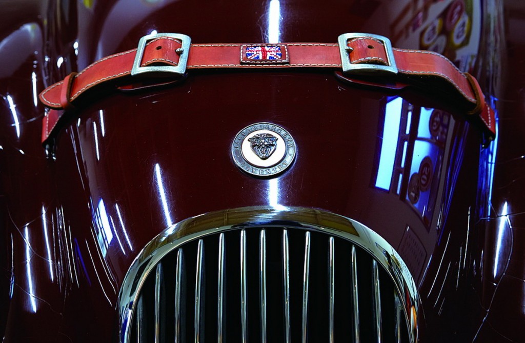 การออกแบบตัวถังของ XK120 เป็นฝีมือของ William Lyons ซึ่งเป็นผู้ก่อตั้ง Jaguar มีจุดเด่น คือ รูปทรงที่สวยงามและเส้นโค้งที่สง่างาม ในตอนแรกมีแค่ Roadster  แต่ในปี 1951 ก็ได้เพิ่ม Fixed Head Coupe ขึ้นมา 