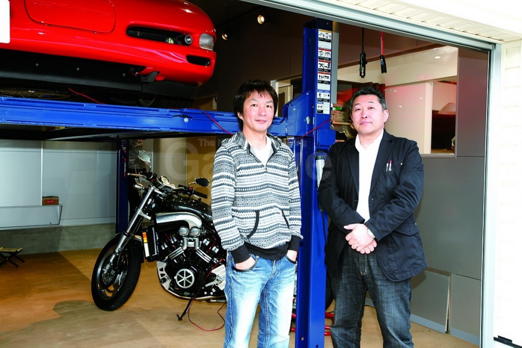 คุณโก คาวาโออิ เจ้าของบ้าน (ด้านซ้ายมือ) และคุณโทชิฮิโกะ นามิอุจิ ประธานบริษัท Metal Craft บริษัทที่ทำหน้าที่ออกแบบให้ และดำเนินการตามแบบที่เจ้าของบ้านคิดไว้ได้อย่างไม่มีสะดุด 