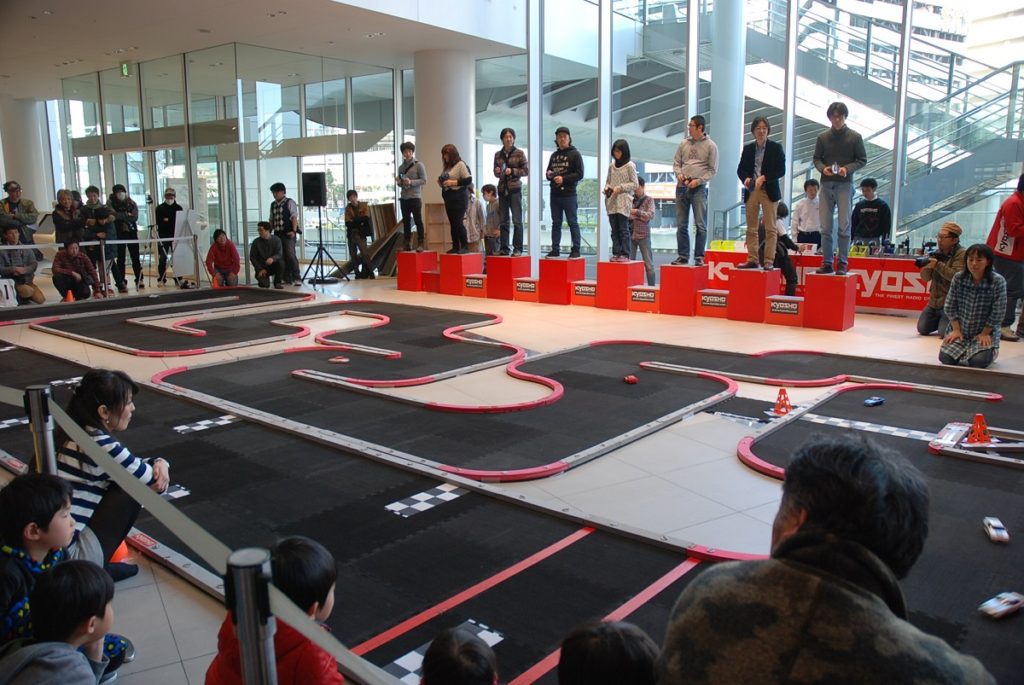 Mini-Z Racer มีแฟนจำนวนมาก จึงได้จัดการแข่งขันในแต่ละพื้นที่ทั่วประเทศญี่ปุ่น ไม่ว่าจะเป็น "Mini-Z Cup" สนับสนุนโดย KYOSHO หรือ "Mini-Z Jimoto Cup" ที่ได้รับการยอมรับอย่างเป็นทางการ ข้อมูลของการแข่งขันกับ Mini-Z ดูได้ที่ HP! (kyosho.com/jpn) 