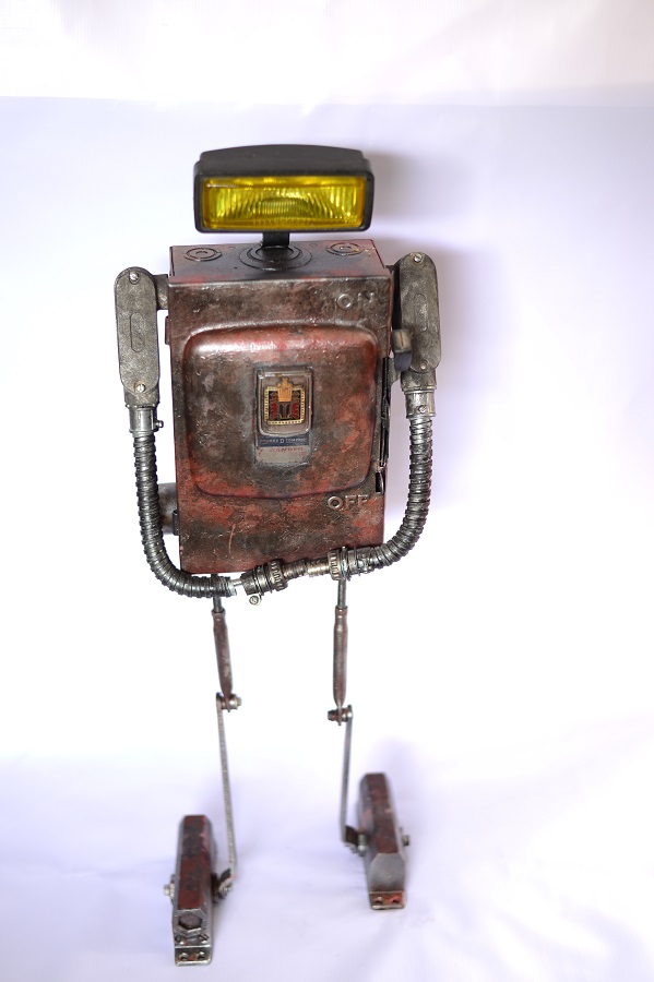 Robot โคมไฟหุ่นยนต์ ทำจาก Fuse Box หรือกล่องฟิวส์ในรถยนต์ ติดไฟรถยนต์สีเหลือง ดูเหมือนของเล่นแต่ใช้งานได้จริง ราคา 4,500 บาท