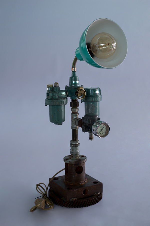 Vintage Machine Lamp นี่มันเครื่องกรองน้ำชัดๆ ไม่ใช่ โป๊ะไฟที่ติดด้านบนนั่นทำให้รู้ว่านี่คือโคมไฟเหล็กที่พร้อมจะให้ความสว่างเช่นกัน ราคา 5,500 บาท