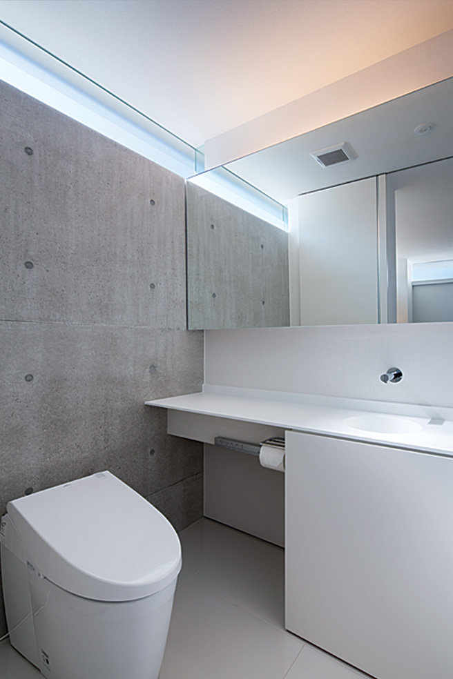 ห้องน้ำที่ชั้น 1 ออกแบบเหมือนตรงทางเข้า เป็นการออกแบบที่ใช้ประโยชน์จากผนังพื้นคอนกรีตภายในบ้าน