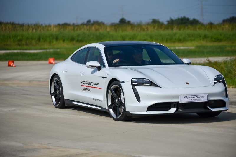 Porsche Taycan Driving Experience (6)