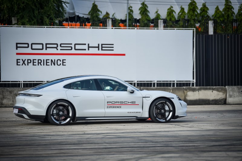 Porsche Taycan Driving Experience (8)