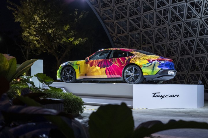 PAP21_0136 The vibrant Taycan livery features elements from Dale Chihuly’s award-winning Persians art series (Small)